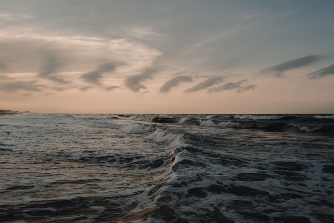 王源新专辑《浪漫星球》《雪崩》上线 甜美浪漫与痛感汹涌的极致磕碰